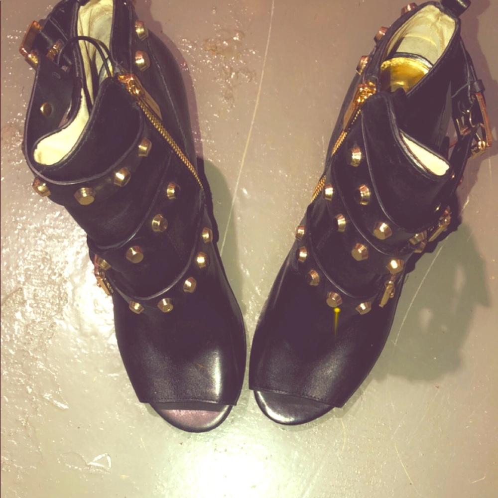 Shoes Brand New / a pair of glasses with purchase